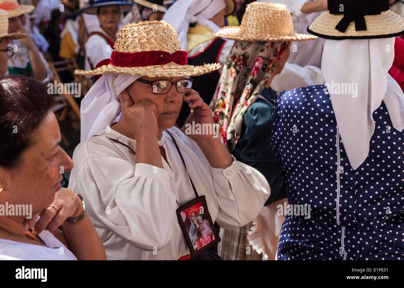 Canaria di persone celebrano la loro giornata nazionale in costumi tradizionali e dancing in the plaza in Alcala, Tenerife, Foto Stock