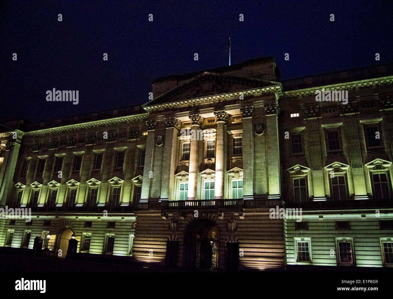 Facciata di Buckingham Palace di notte, City of Westminster, Londra, Inghilterra, Regno Unito Foto Stock