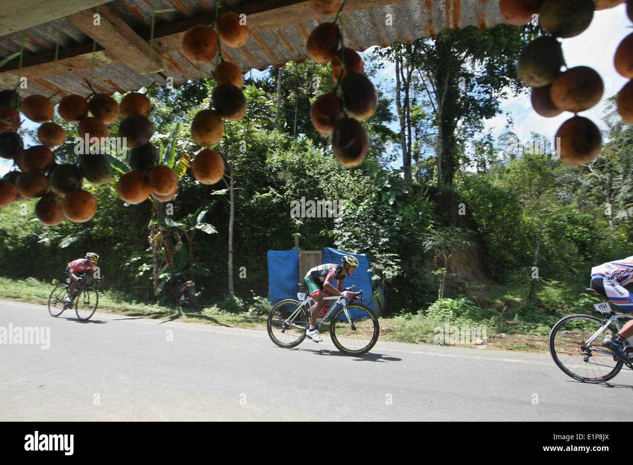 Pasaman, a ovest di Sumatra, Indonesia. 8 Giugno, 2014. I ciclisti competere nella seconda tappa del Tour de Singkarak 2014 . Il 123,5 km di tappa è stata vinta da Hossein Alizadeh di Tabriz Shahrdari classifica dall'Iran. Il connazionale ha colto la maglia gialla. © Afriadi Hikmal/ZUMA filo/ZUMAPRESS.com/Alamy Live News Foto Stock