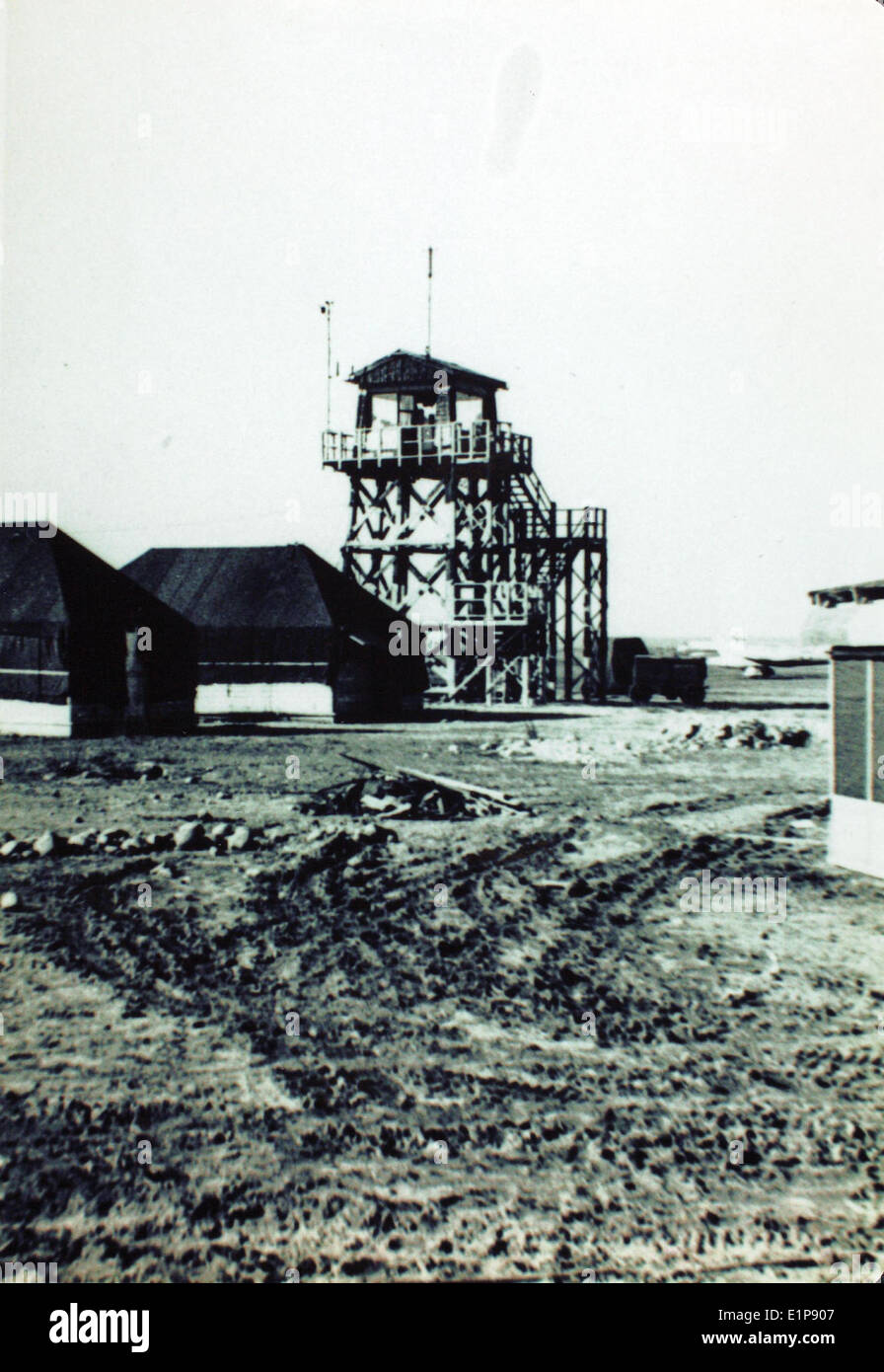 Questa foto cattura un momento della guerra di Corea (1950-1954), uno dei principali conflitti dell'era della Guerra fredda. Il conflitto coinvolse la Corea del Nord e la Corea del Sud, con le forze delle Nazioni Unite, principalmente degli Stati Uniti, impegnate in intense operazioni militari che plasmarono il paesaggio geopolitico della regione. Foto Stock