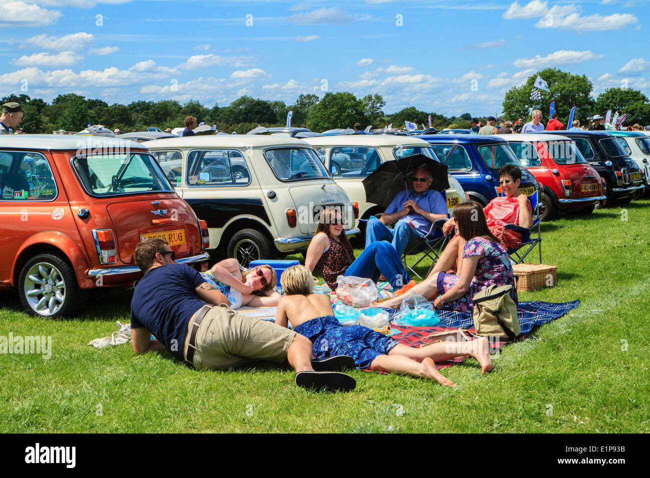 Bromley rievocazione dell'Automobilismo annuale di classic car show. Visitatori in Austin Mini area. Foto Stock