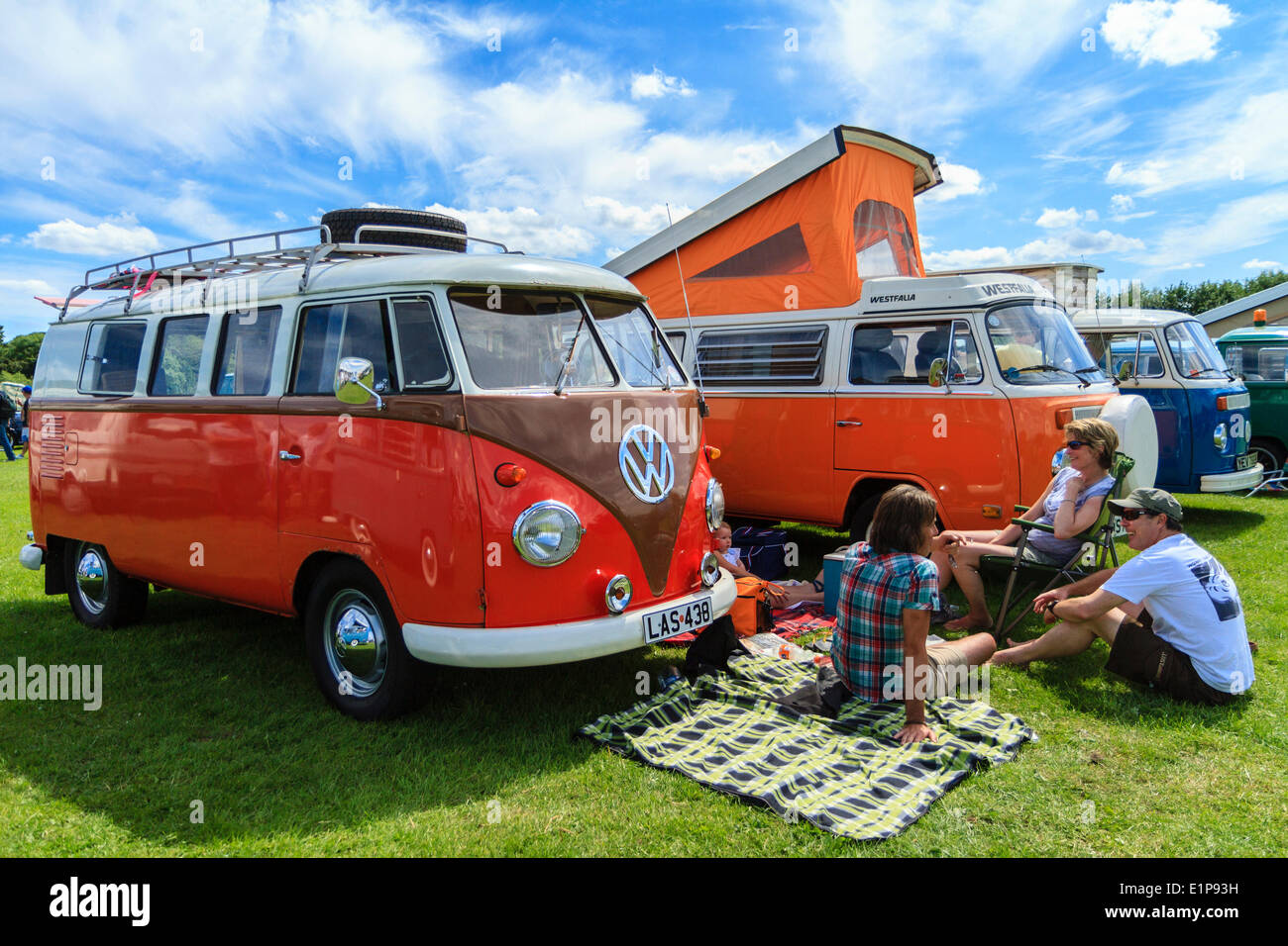 Volkswagen camper sul display a Bromley rievocazione dell'automobilismo classic car show. Foto Stock