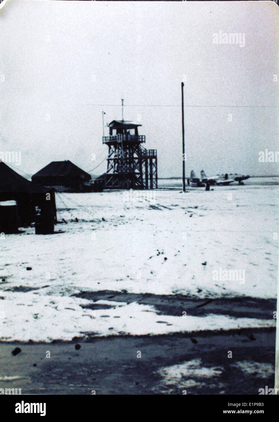 Questa immagine cattura una scena della guerra di Corea, combattuta tra il 1950 e il 1954. Il conflitto vide intense battaglie aeree, con le forze statunitensi e ONU che utilizzarono aerei avanzati come l'F-86 Sabre e il MIG-15, segnando un capitolo fondamentale nella storia dell'aviazione della Guerra fredda. Foto Stock