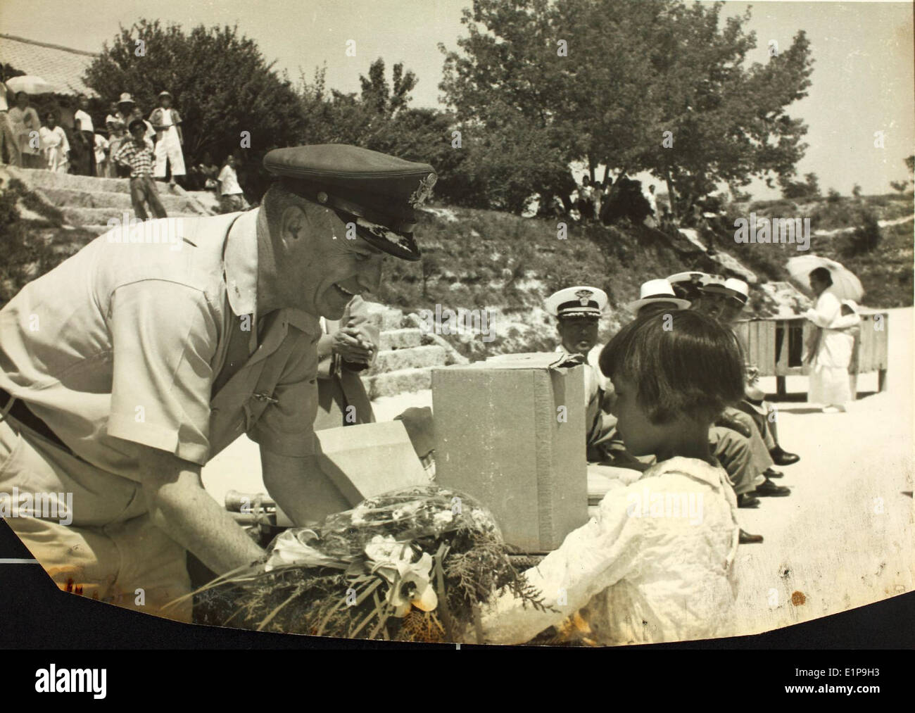 Questa fotografia cattura un momento chiave della guerra di Corea (1950-1954), uno dei conflitti che definiscono la guerra fredda. L'immagine riflette le operazioni e le strategie militari impiegate da entrambe le parti durante il conflitto nella penisola coreana, che ha avuto un profondo impatto sulla geopolitica globale e sulle tattiche militari. Foto Stock