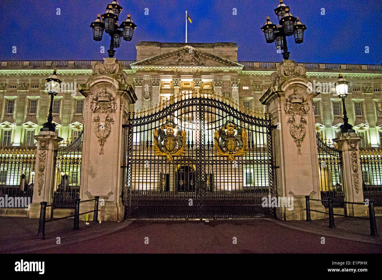Il Palazzo di Buckingham Gate a notte, City of Westminster, Londra, Inghilterra, Regno Unito Foto Stock