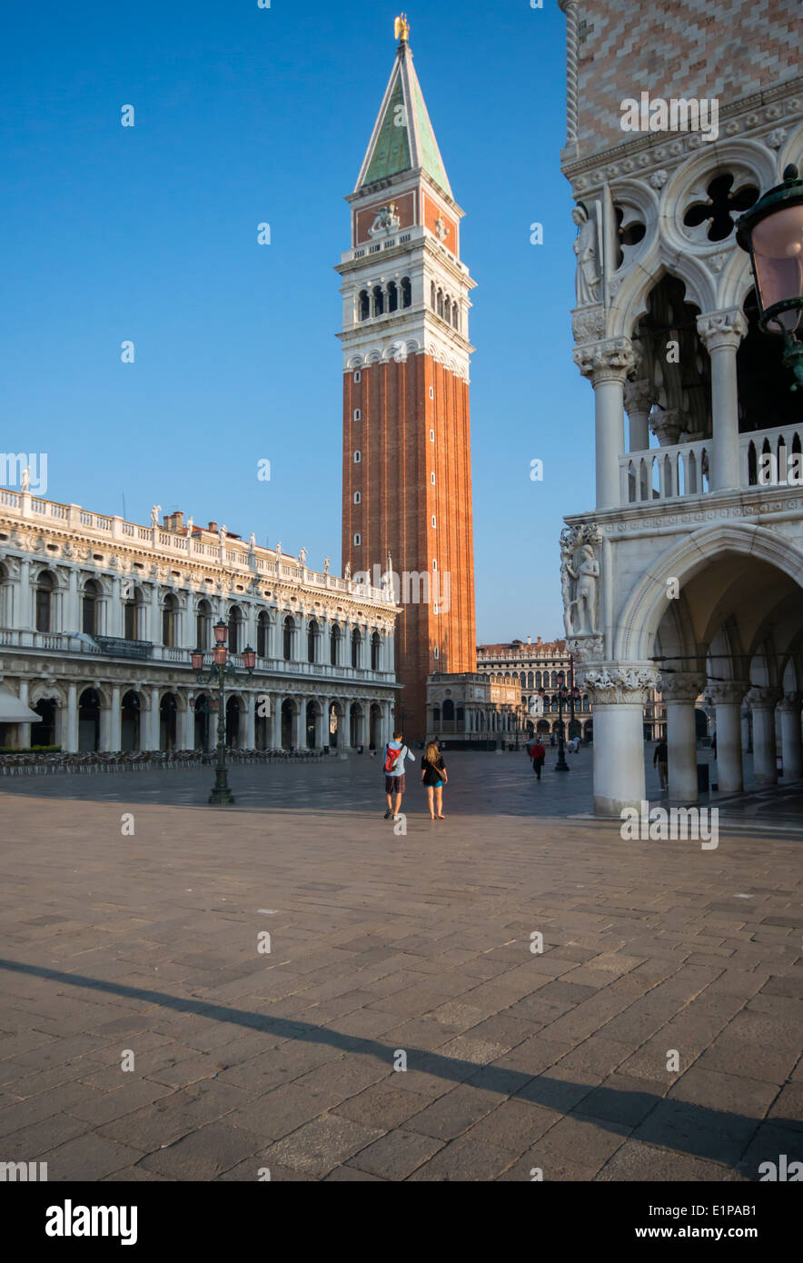Il Campanile torre campanaria, piazza San Marco, Venezia, Italia Foto Stock