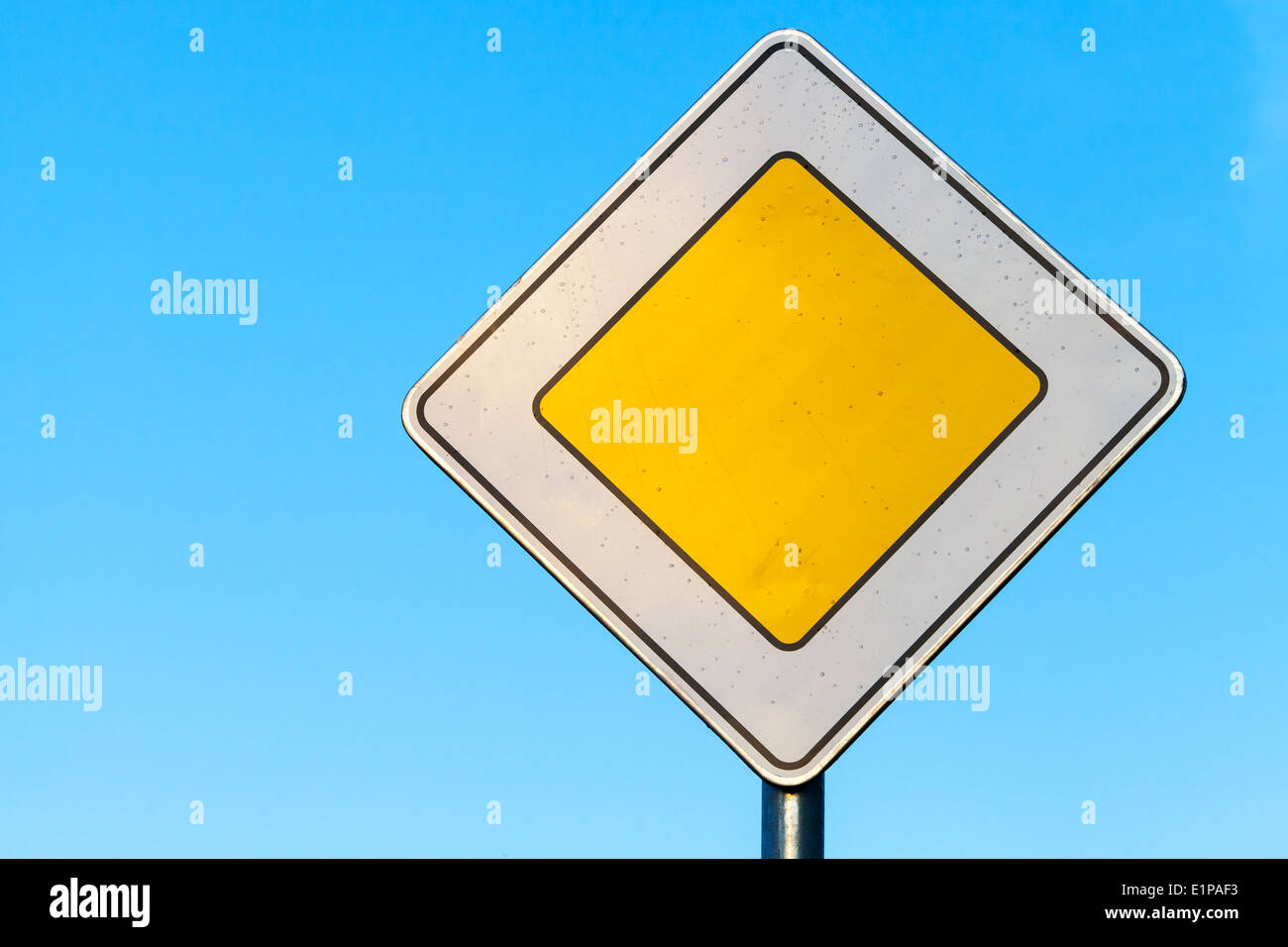 Strada principale cartello stradale di colore giallo al di sopra di cielo blu chiaro sfondo Foto Stock