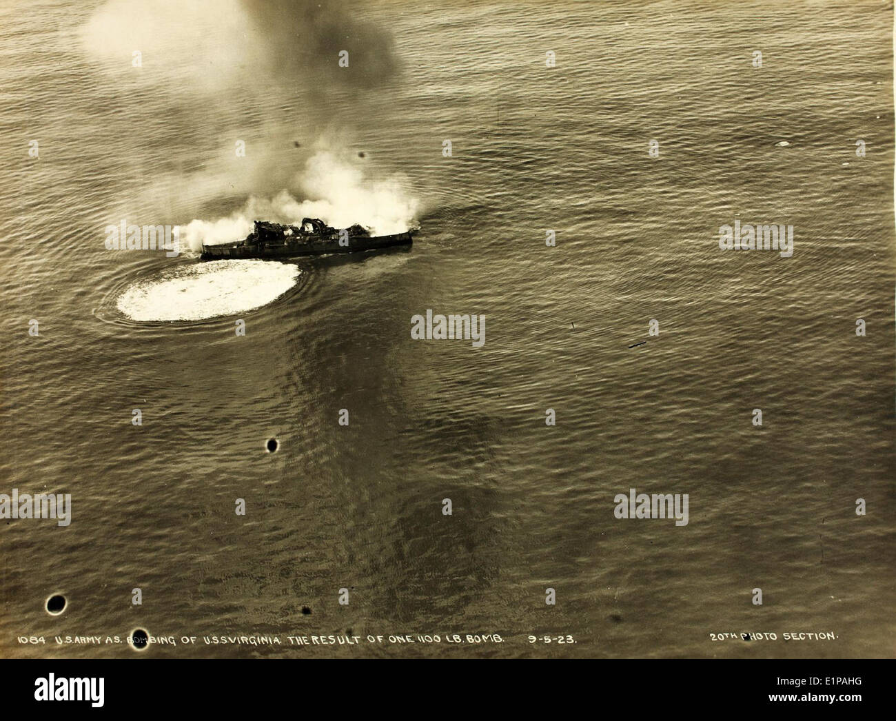 I test di bombardamento aereo sulle navi, in particolare la USS Virginia (BB-13), condotti durante gli anni '1920, contribuirono a plasmare le tattiche di bombardamento navale. Questi test hanno fornito dati preziosi per lo sviluppo di strategie di bombardamento utilizzate durante la seconda guerra mondiale e oltre. Foto Stock