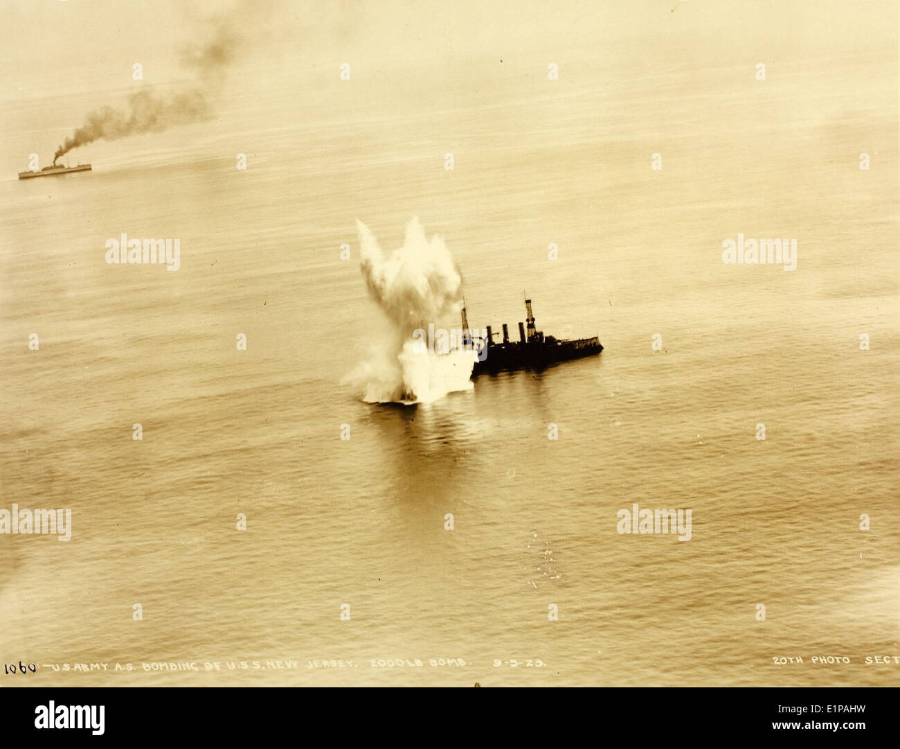 Test di bombardamento aereo sulla USS New Jersey (BB-16), una corazzata pre-dreadnought classe Virginia, furono condotti tra il 1920 e il 1929. I test facevano parte di valutazioni militari per comprendere l'impatto degli attacchi aerei sulle navi navali, segnando un punto critico nell'evoluzione della tecnologia di combattimento navale e aerea. Foto Stock