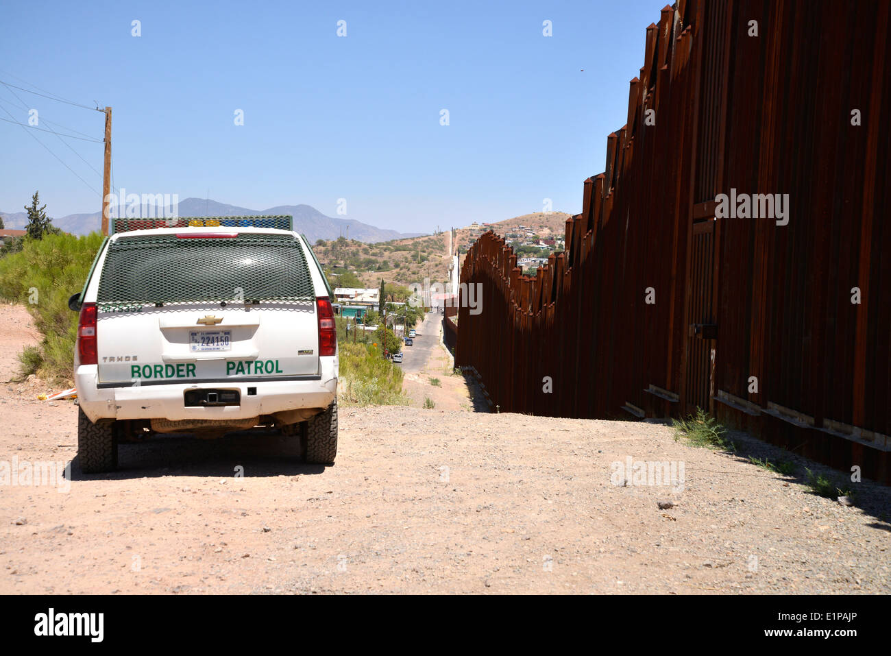 Una parete metallica indica i confini internazionali tra Nogales, Arizona, Stati Uniti d'America e di Nogales, Sonora, Messico, visto dagli Stati Uniti. Foto Stock