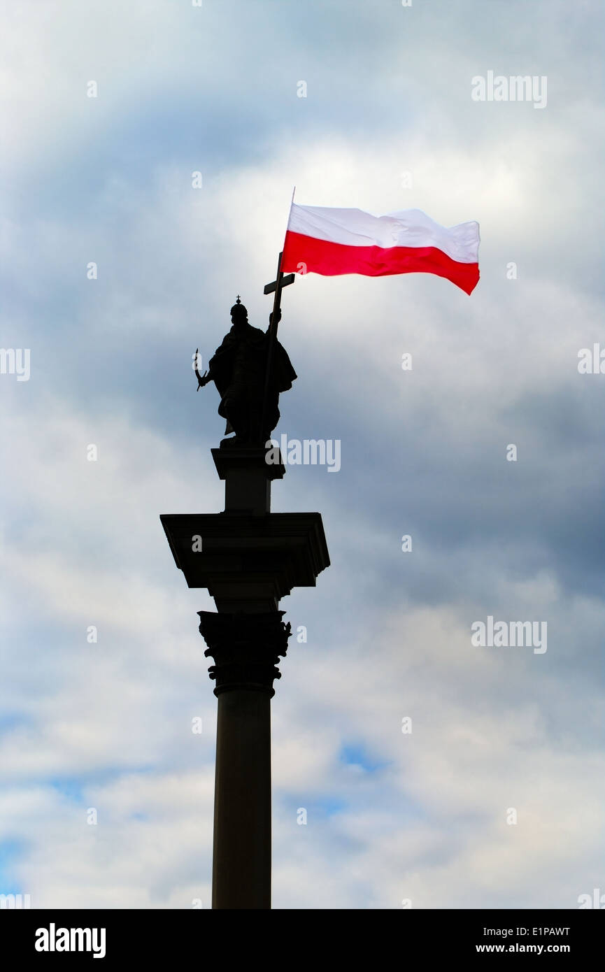 Re Sigismondo III Vasa colonna silhouette con il bianco e il rosso bandiera della Polonia contro il cielo in tempesta. Varsavia, Polonia. Foto Stock