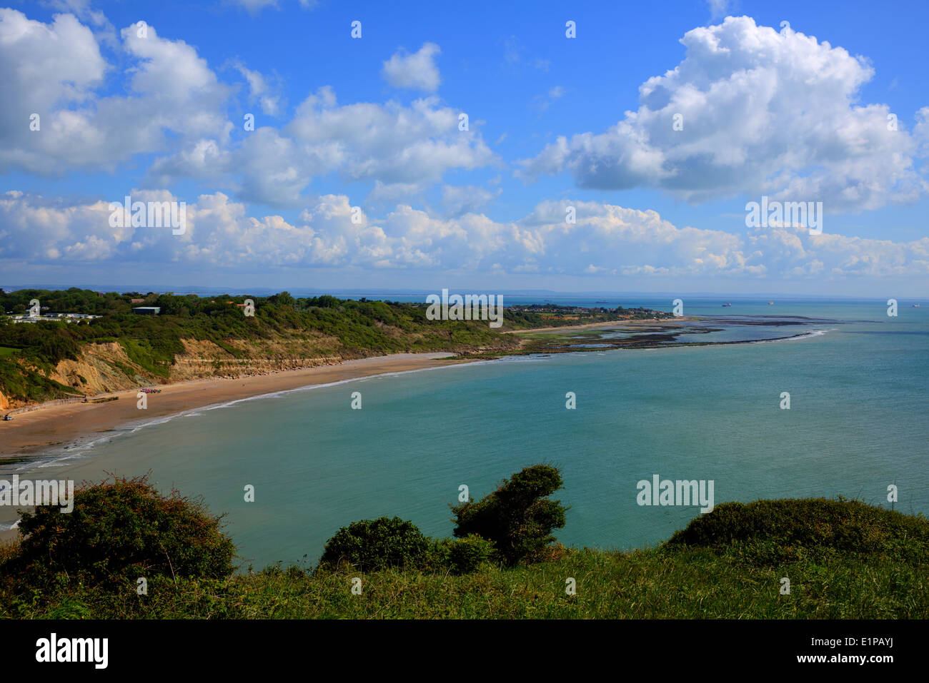 Whitecliff Bay Beach e la costa vicino a Bembridge est dell' Isola di Wight cielo blu e nuvole bianche Foto Stock