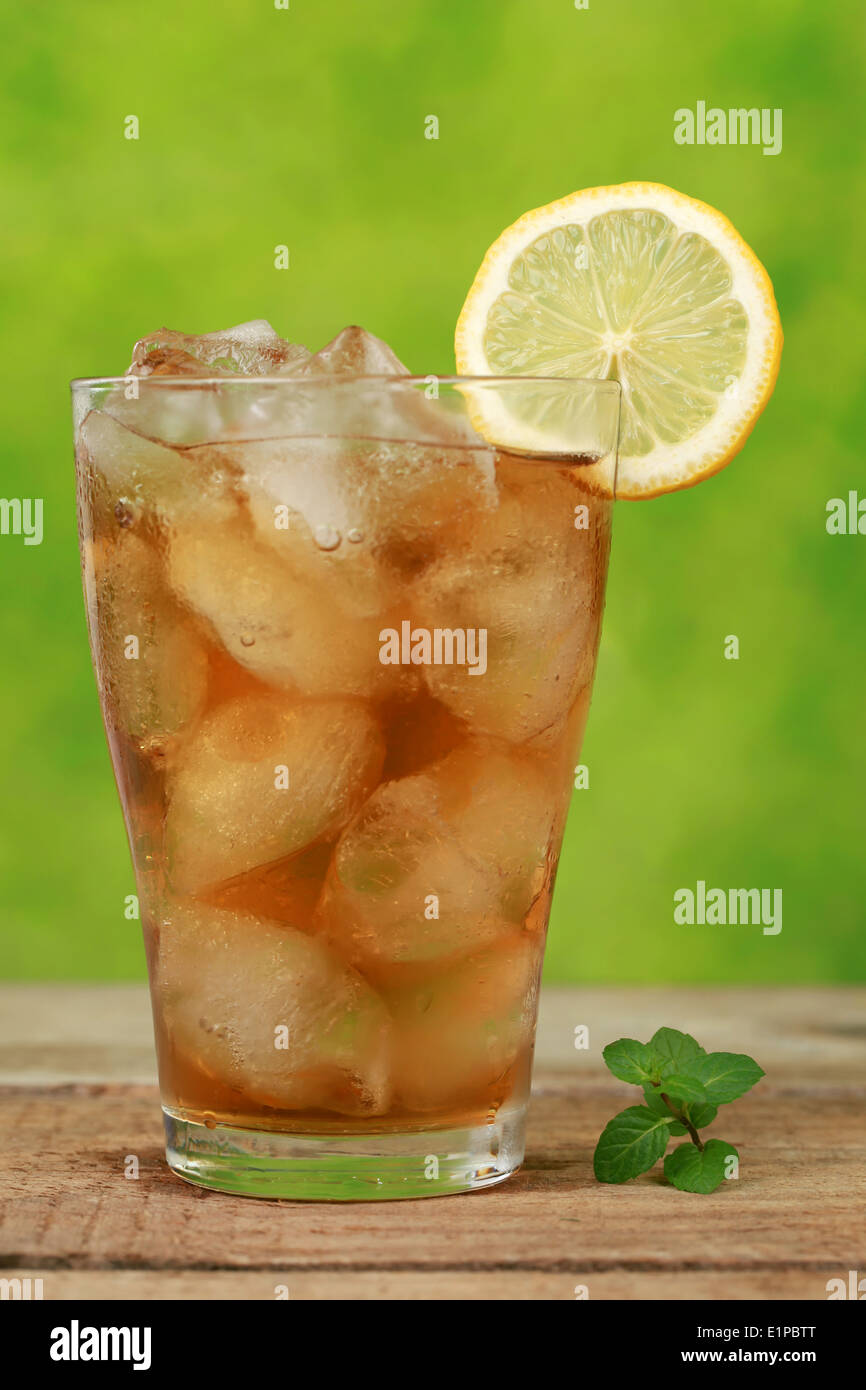 Cool ice tea con cubetti di ghiaccio e una fettina di limone Foto Stock