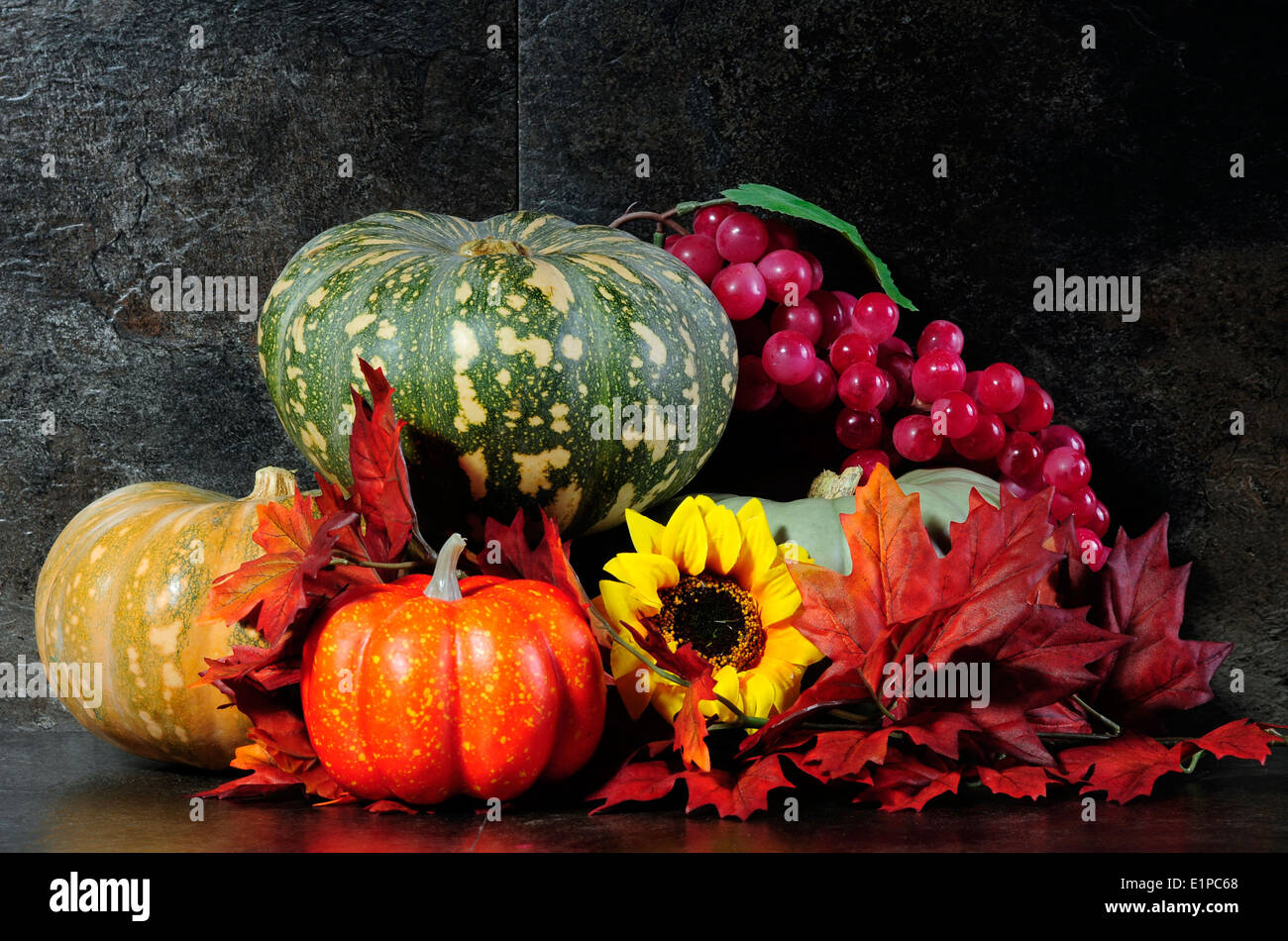 Autumn harvest ancora vita con colorate zucche e cadono le foglie e frutta. Foto Stock