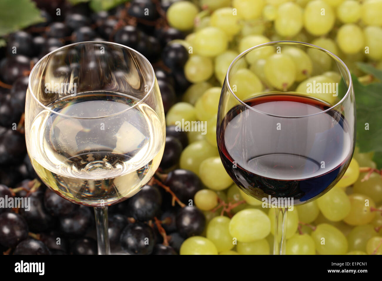 Vino rosso e vino bianco in bicchieri con il fuoco selettivo Foto Stock