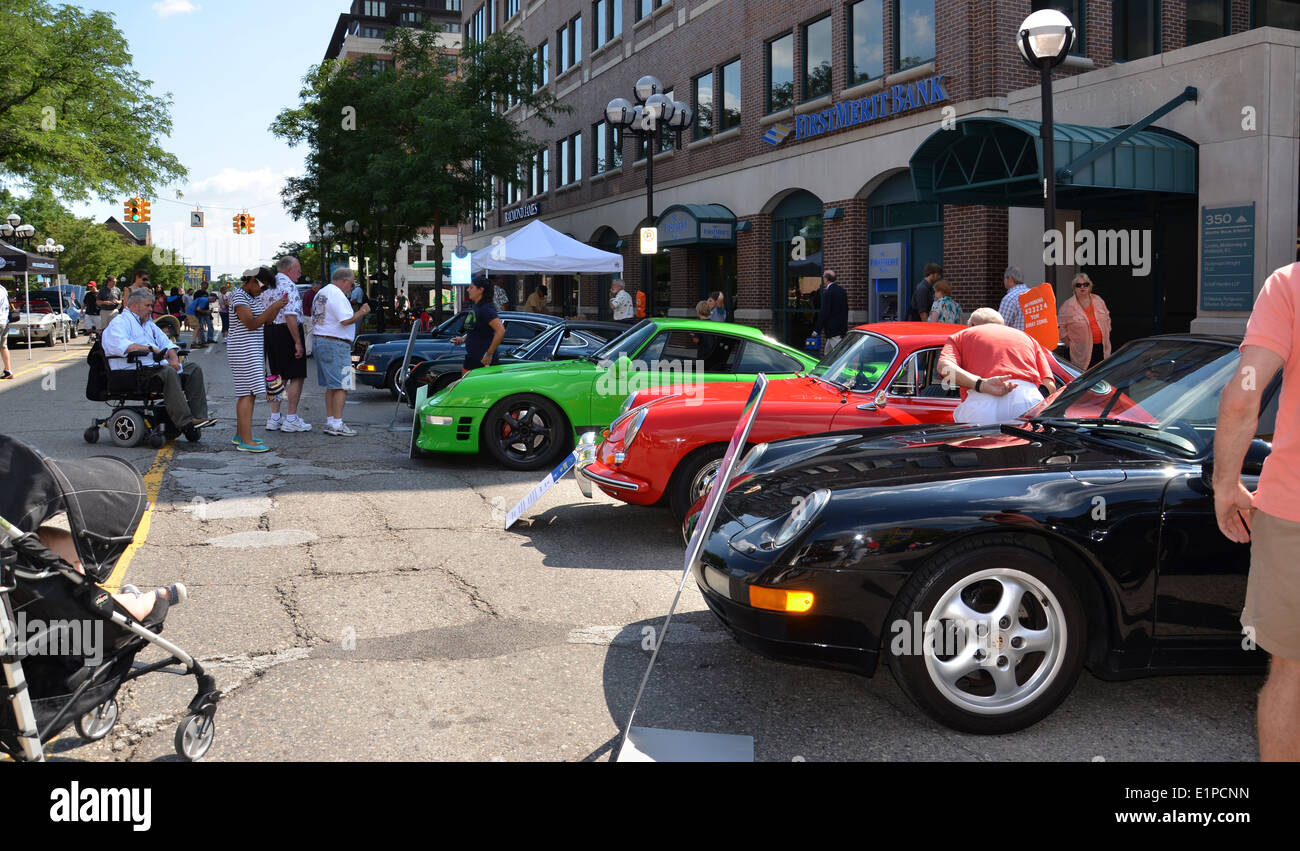 ANN Arbor, MI - Luglio 12: 1996, 1964, e 1995 Porsche presso la scultura di rotolamento car show Luglio 12, 2013 a Ann Arbor, MI Foto Stock