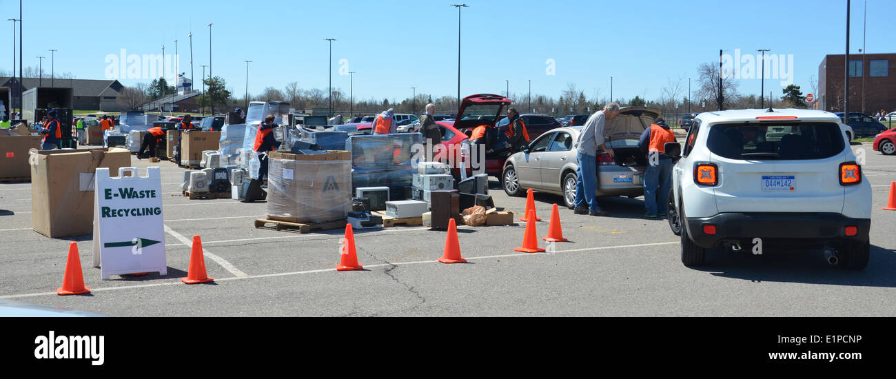 Lavoratori rimuovere apparecchiature elettroniche da auto a un riciclaggio elettronica evento in Ann Arbor, MI Aprile 26, 2014. Foto Stock