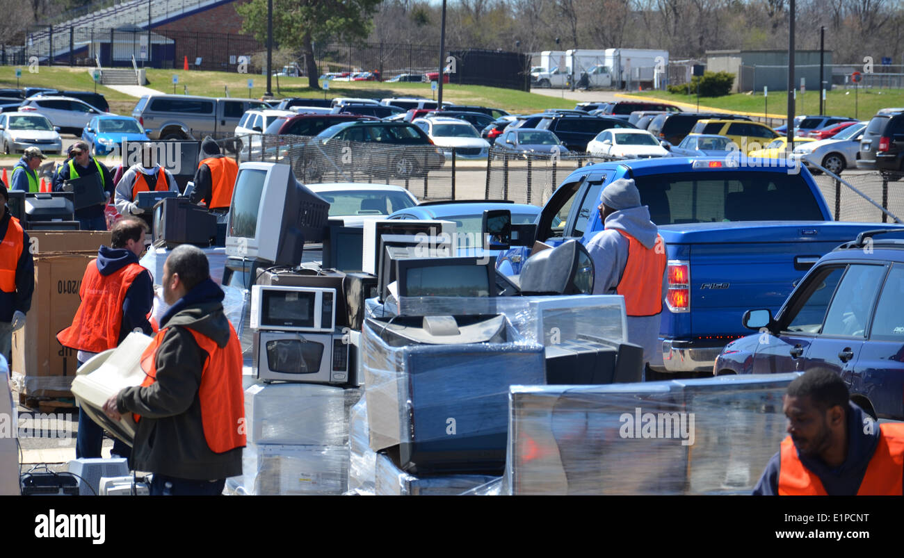 ANN Arbor, MI - 26 aprile: i lavoratori dello stack di apparecchiature elettroniche ad un sistema elettronico di evento di riciclaggio di Ann Arbor, MI Aprile 26, 2014. Foto Stock