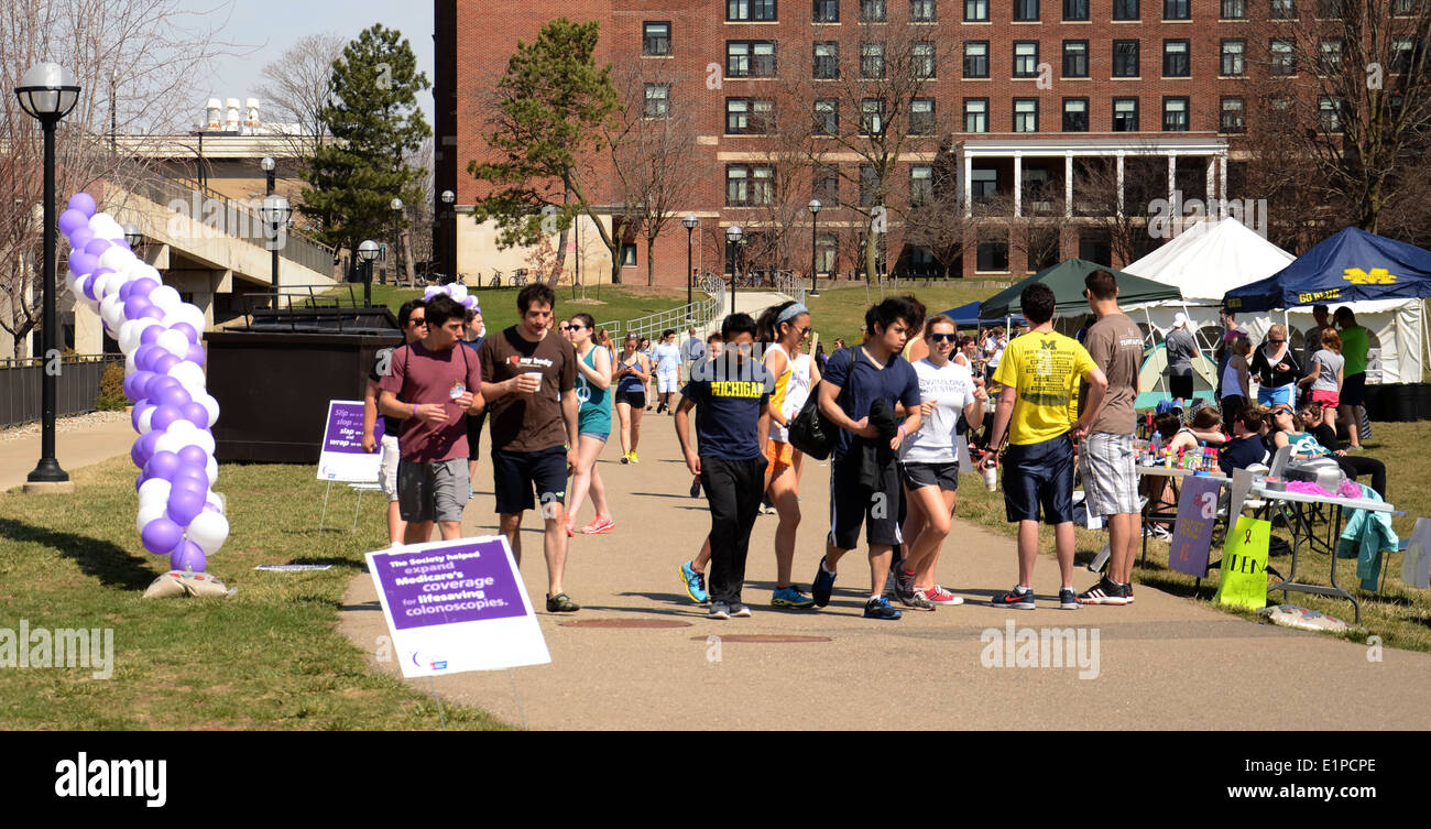 Walkers partecipare all'Università del Michigan il relè per la vita evento su Aprile 12, 2014 in Ann Arbor, MI. Foto Stock