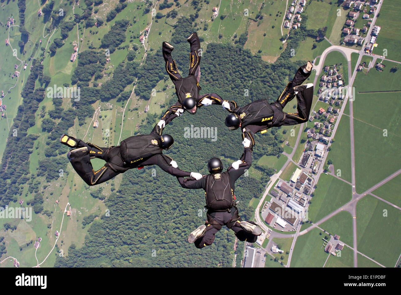 US Army Golden Knights Parachute Team in caduta libera durante la trentacinquesima militare mondiale campionati di paracadutismo Luglio 16, 2010 in Bouchs, Svizzera. Foto Stock