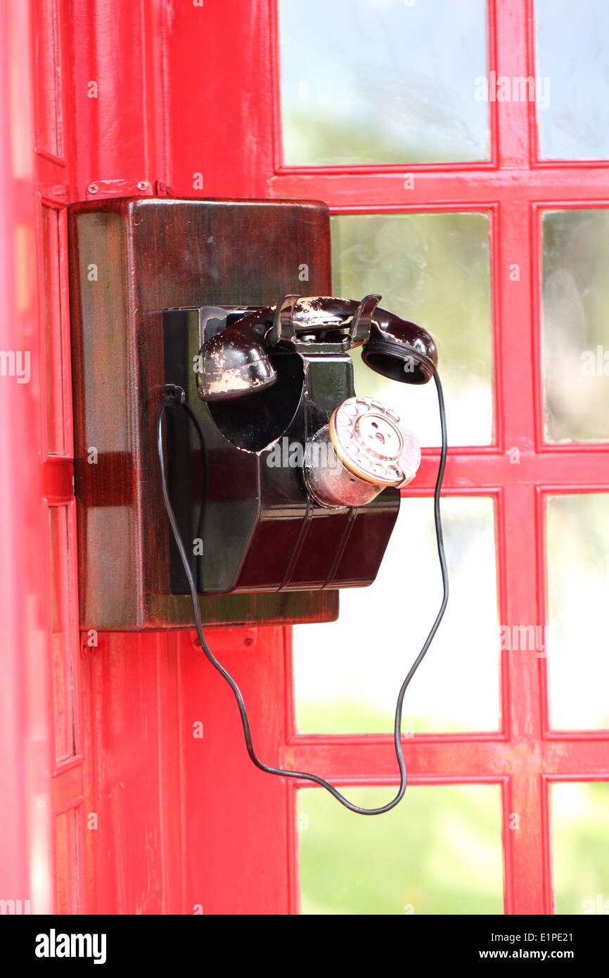 Retrò in metallo di colore nero antico telefono rosso nella casella Telefono. Foto Stock