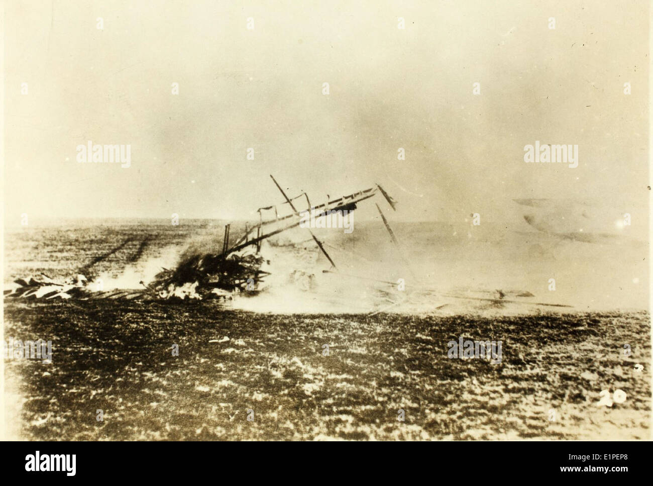 Questa immagine cattura le conseguenze di un incidente aereo della prima guerra mondiale, fornendo una visione storica dei pericoli e delle sfide affrontate dai primi aviatori durante la guerra. La foto ricorda i sacrifici fatti durante il conflitto. Foto Stock