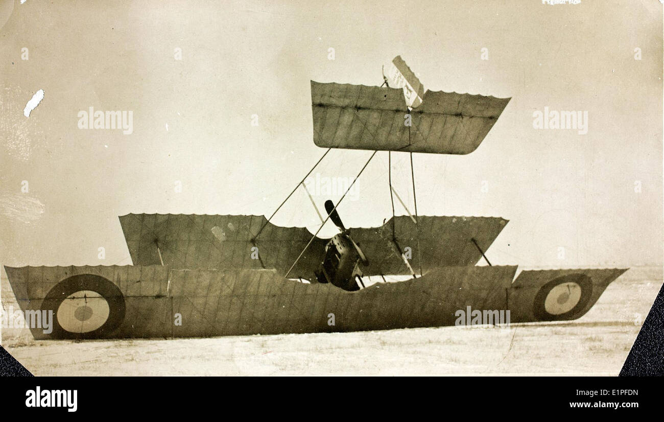 Una fotografia che documenta un incidente aereo della prima guerra mondiale che coinvolge un aereo Farman. Il Farman fu un pioniere aereo francese utilizzato per missioni di ricognizione e bombardamento durante le prime fasi della prima guerra mondiale. L'immagine evidenzia i rischi e le sfide affrontati dai piloti durante la guerra. Foto Stock