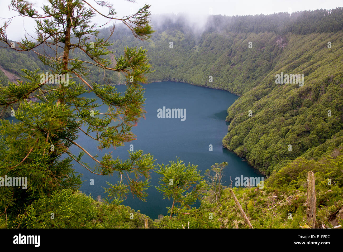 Lagoa de Santiago - un cratere del lago vicino a Sete Cidades, isola Sao Miguel, Azzorre, Portogallo Foto Stock