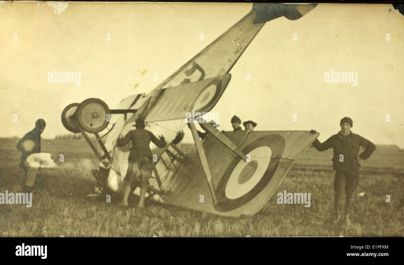 Il Nieuport 21, un aereo francese della prima guerra mondiale, fu coinvolto in un incidente durante il suo servizio tra il 1914 e il 1918. Cadet Spark era uno dei piloti di questo aereo, e l'incidente riflette i pericoli affrontati durante i combattimenti aerei nei primi anni della guerra. Foto Stock