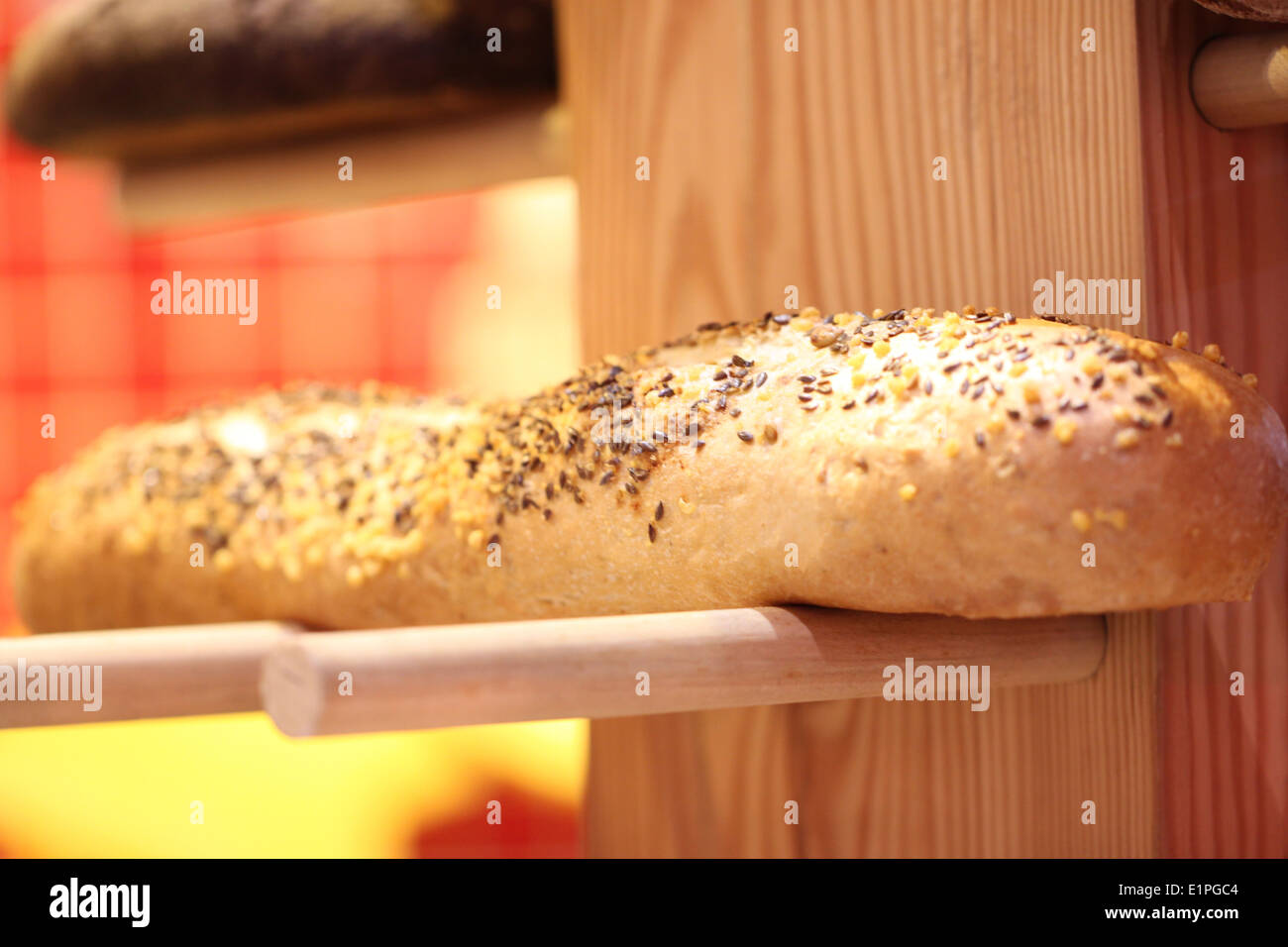 Pasta di pane cotto al forno con semi di papavero per alimenti sfondo. Foto Stock