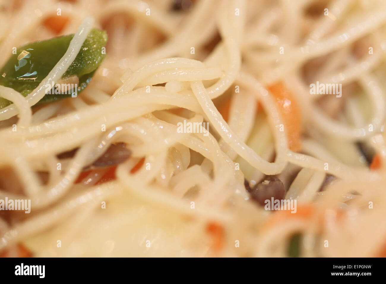 Vermicelli di riso saltati in padella con verdure mescolare in padella. Foto Stock