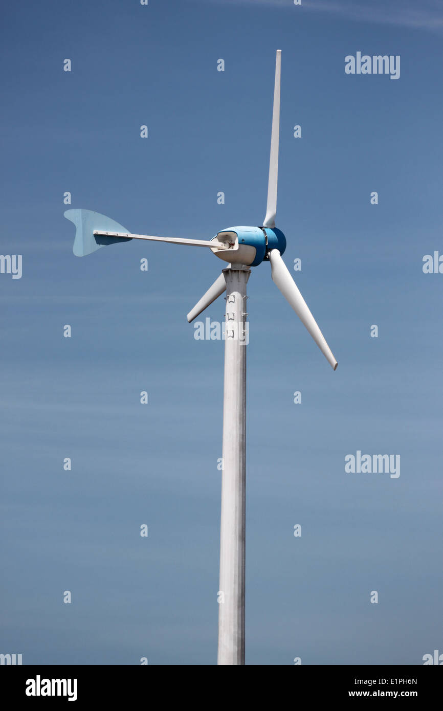 Le turbine eoliche in esecuzione sul cielo blu sullo sfondo. Foto Stock