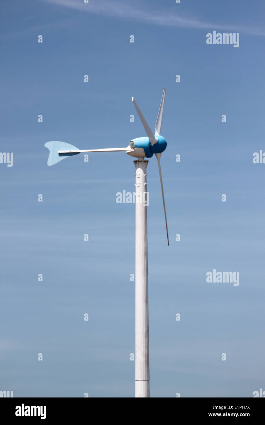 Le turbine eoliche in esecuzione sul cielo blu sullo sfondo. Foto Stock