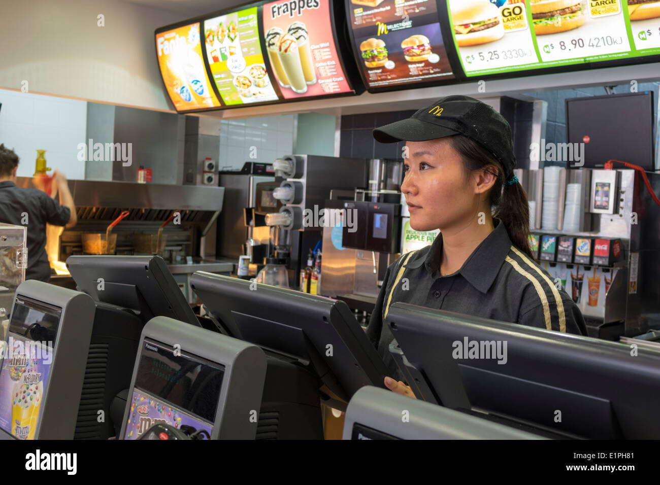 Brisbane Australia, Fortitude Valley, Chinatown, McDonald's, hamburger, hamburger, fast food, ristoranti, ristoranti, caffè, donna asiatica, wome Foto Stock