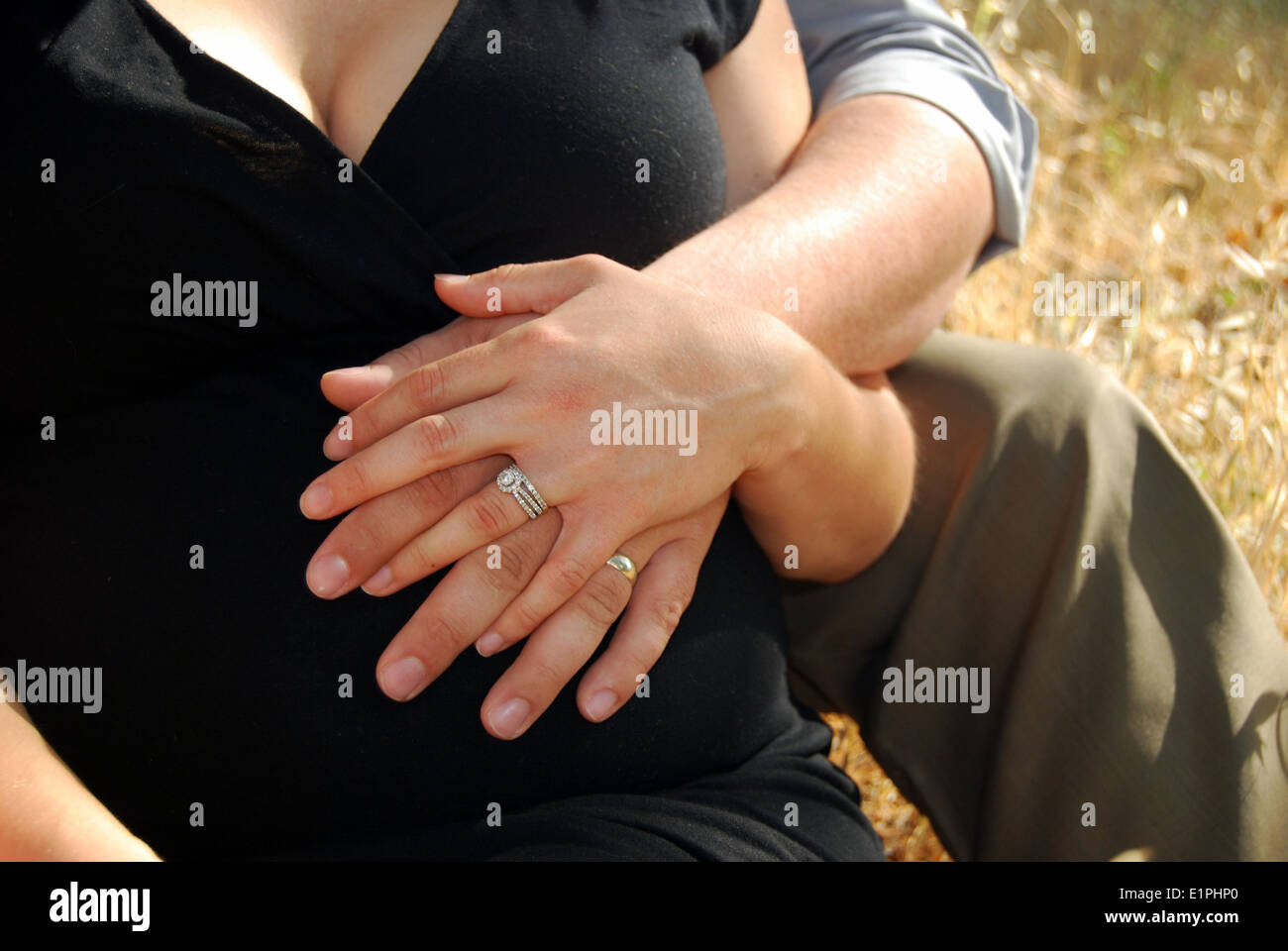 Coppie di un anello di nozze le mani intrecciate sopra ogni altro Foto  stock - Alamy