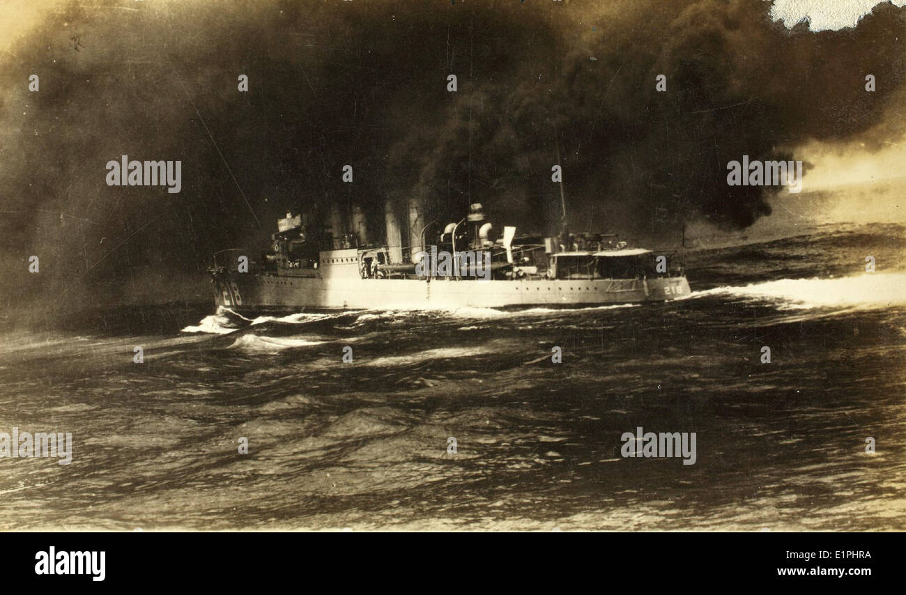 Una cortina fumogena della nave durante la prima guerra mondiale, utilizzata come manovra tattica per oscurare le navi navali dalla vista nemica. Questa tattica fu vitale durante le battaglie navali dal 1914 al 1918, contribuendo alle operazioni militari strategiche in mare. Foto Stock
