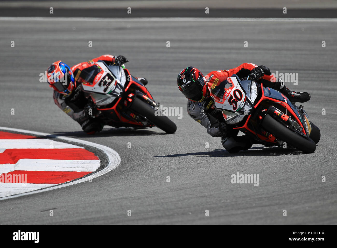 Sepang, Malesia. Il giorno 08 Giugno, 2014. Sylvain Guintoli di Aprilia Racing Team e Marco Melandri di Aprilia Racing Team in azione durante Gara 1 del FIM Superbike World Championship - Malaysia round tenutosi al Sepang International Circuit di Sepang, in Malesia. Credito: Azione Sport Plus/Alamy Live News Foto Stock