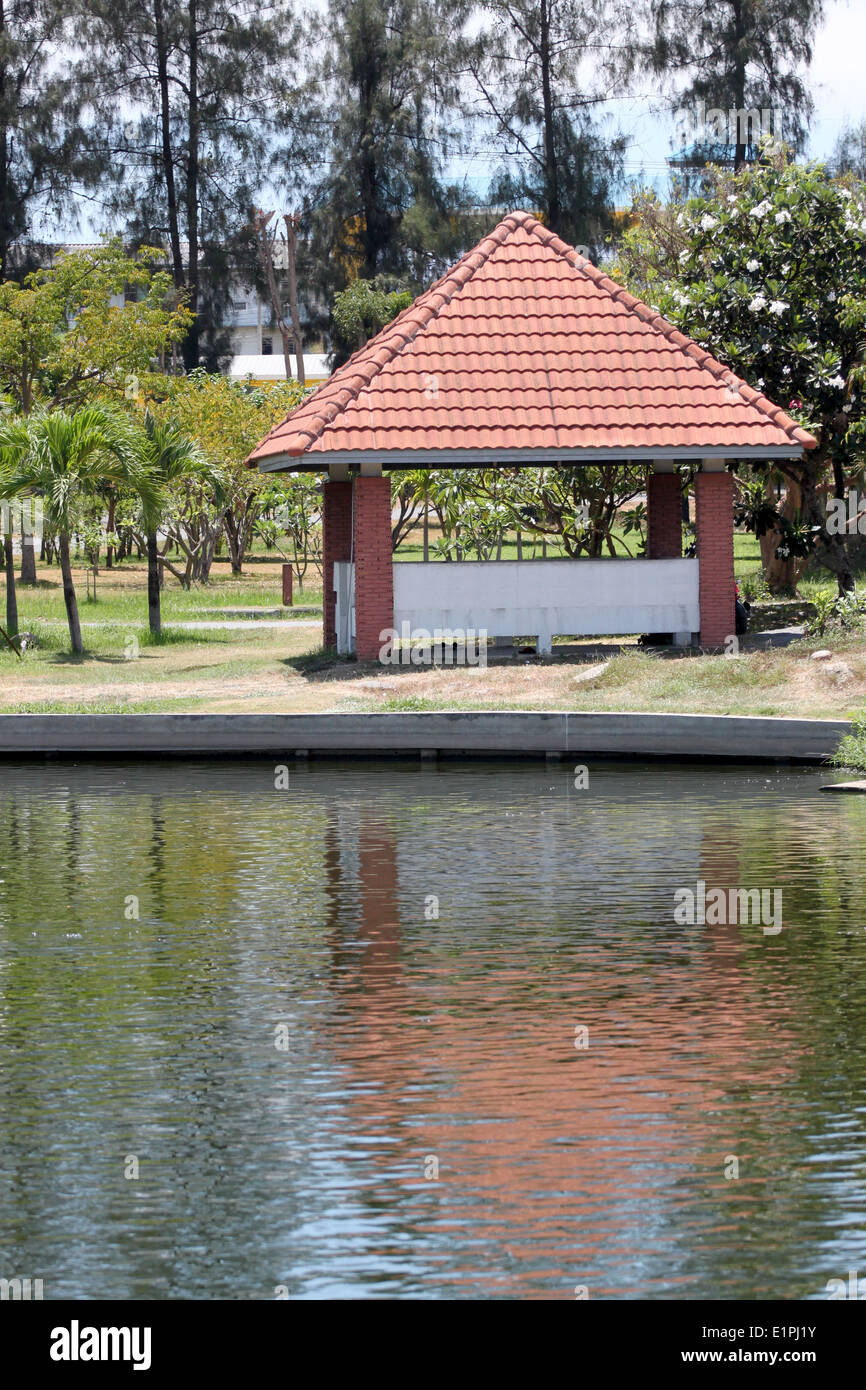 Waterfront pavilion nel parco. Foto Stock