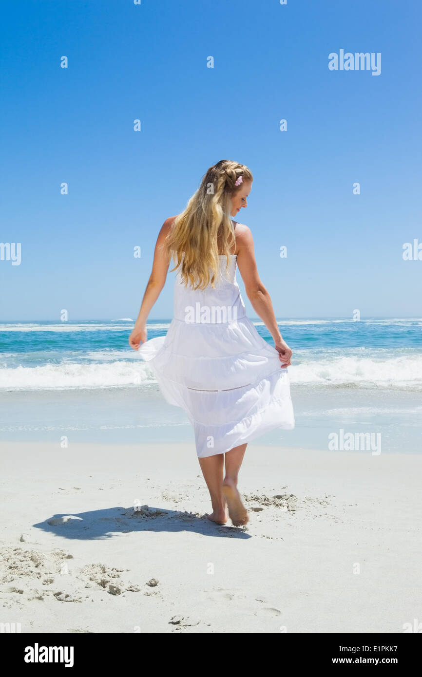 Bella bionda spensierata di camminare sulla spiaggia Foto Stock