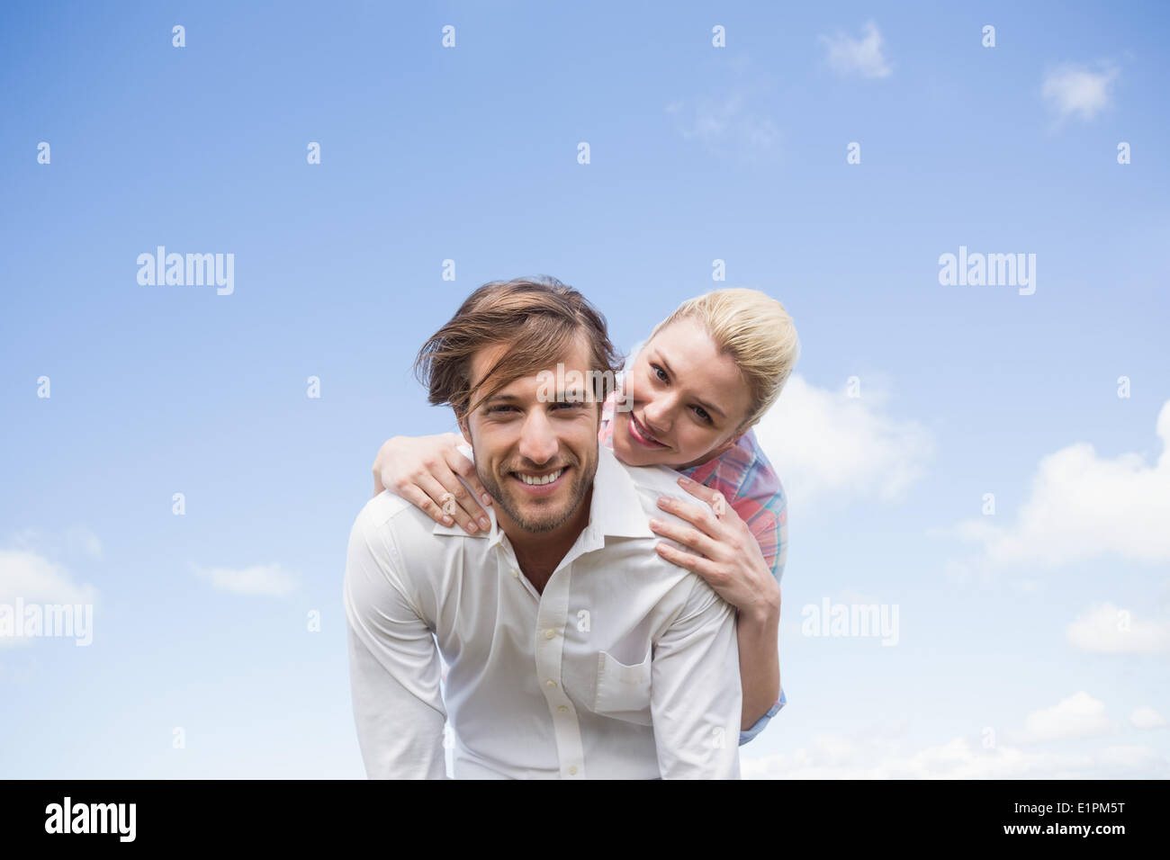 Uomo bello dando piggy back alla sua ragazza Foto Stock