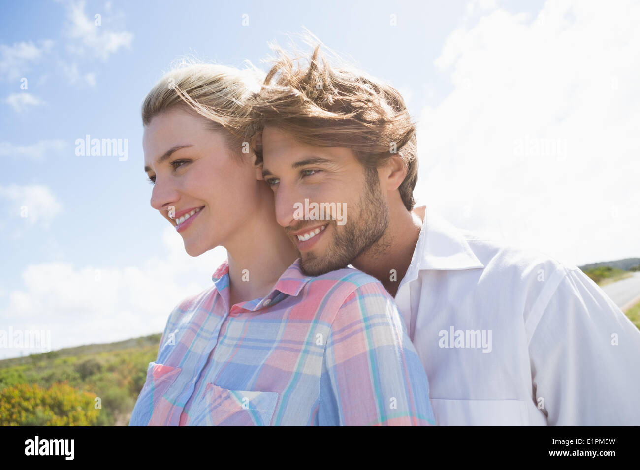 Coppia sorridente in piedi fuori insieme Foto Stock