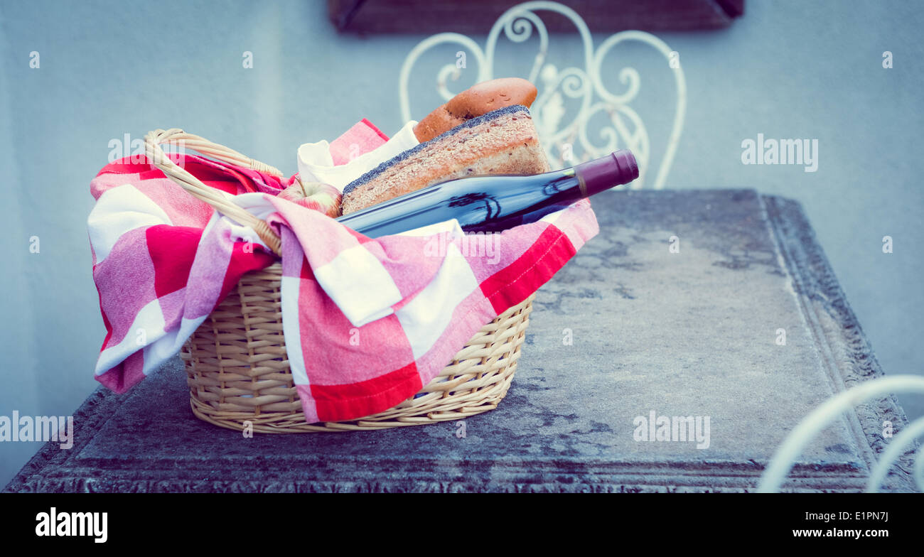Cesto picnic di vino rosso e pane Foto Stock