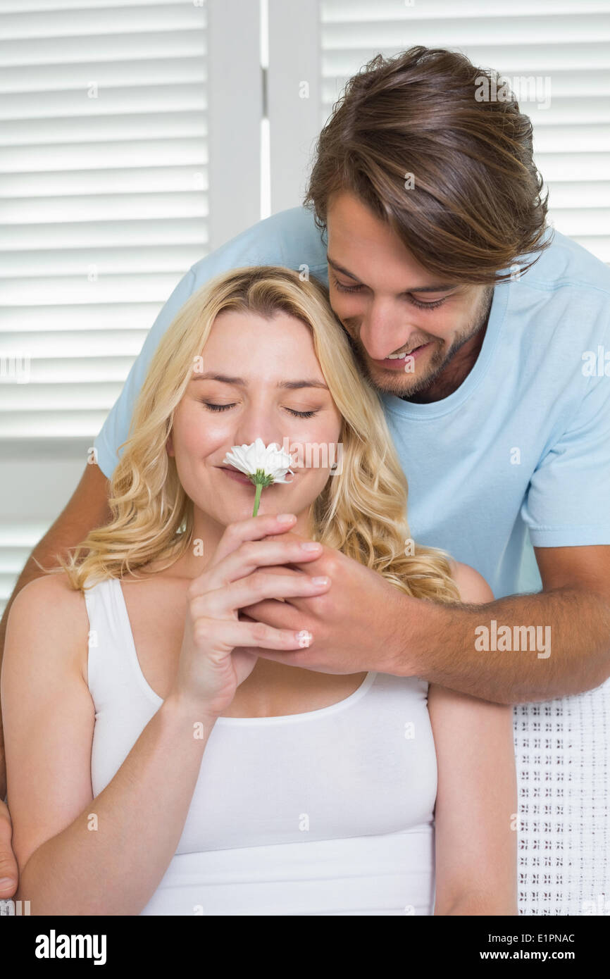 Bella bionda di fiori profumati offerti da ragazzo Foto Stock