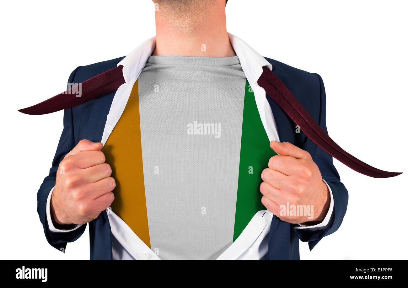 Imprenditore apertura camicia a rivelare Bandiera della Costa d'Avorio Foto Stock