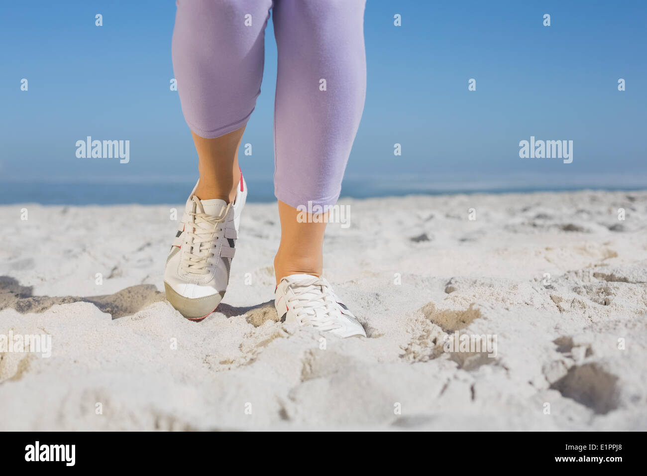 Sporty womans i piedi sulla sabbia Foto Stock
