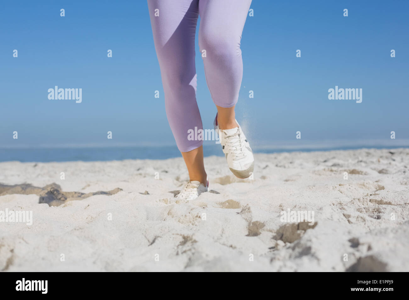 Sporty womans i piedi sulla sabbia Foto Stock