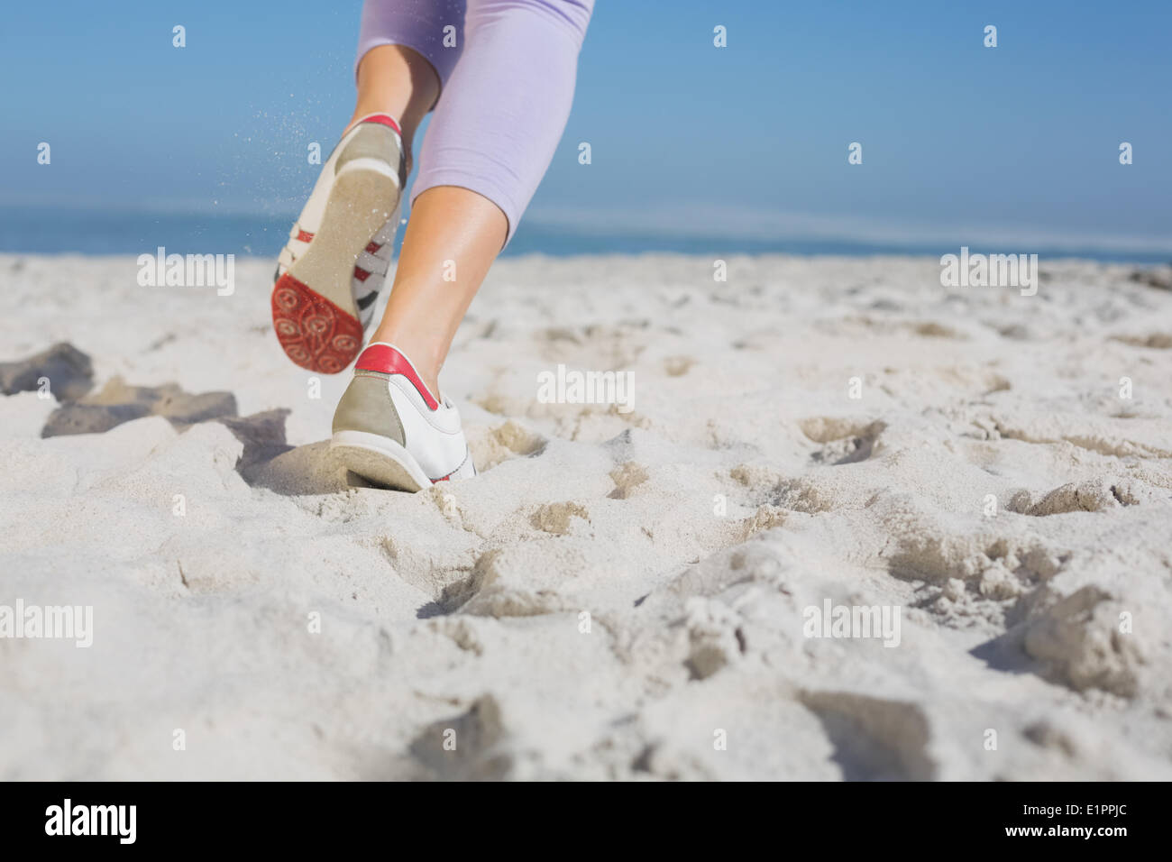 Sporty womans piedi jogging sulla sabbia Foto Stock