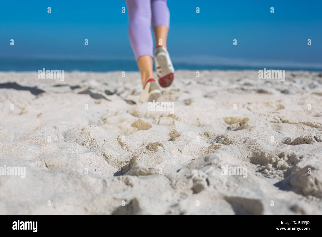 Sporty womans piedi jogging sulla sabbia Foto Stock
