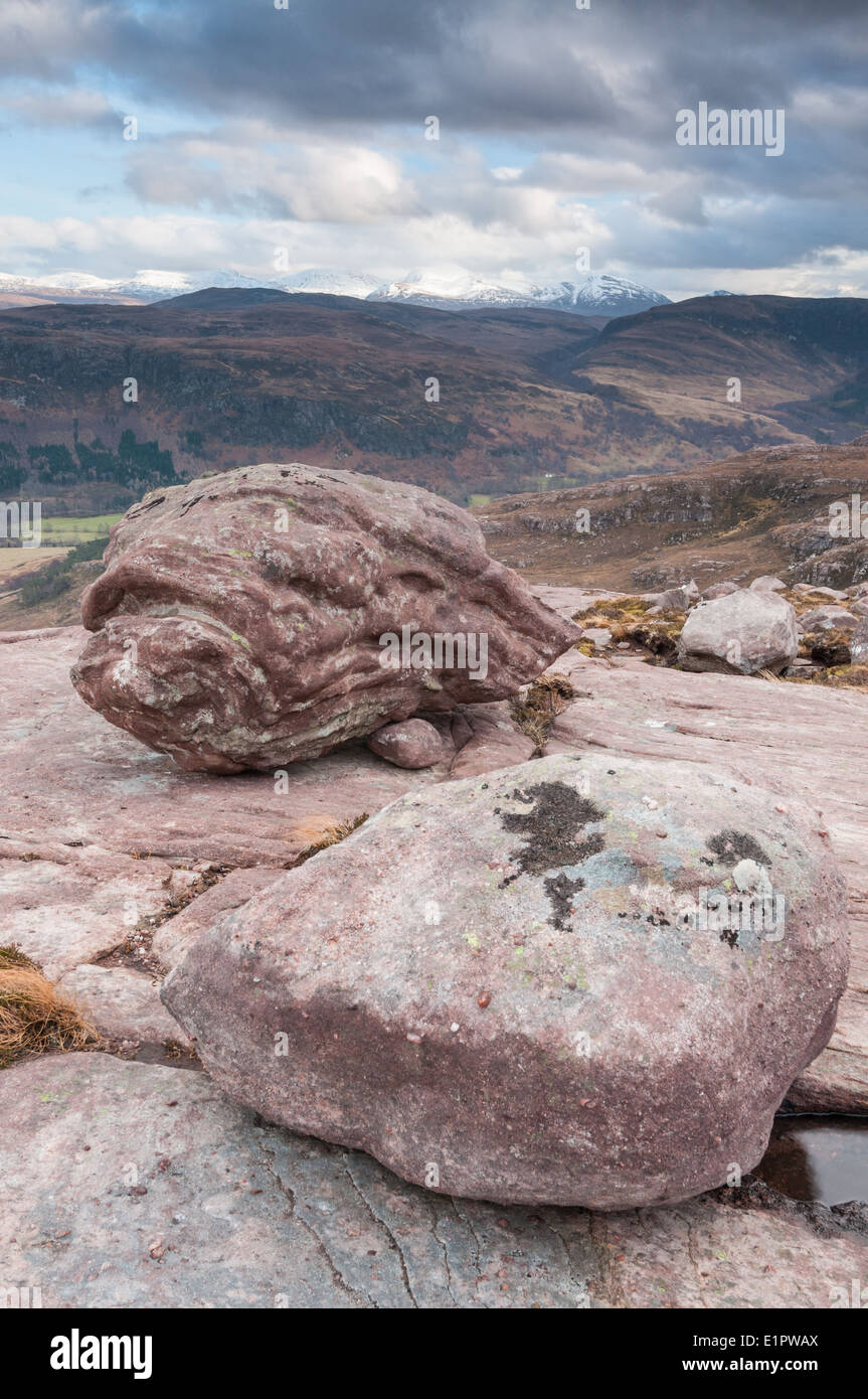 Torridonian rocce di arenaria sulle pendici di un Teallach, Highlands scozzesi, Scozia Foto Stock