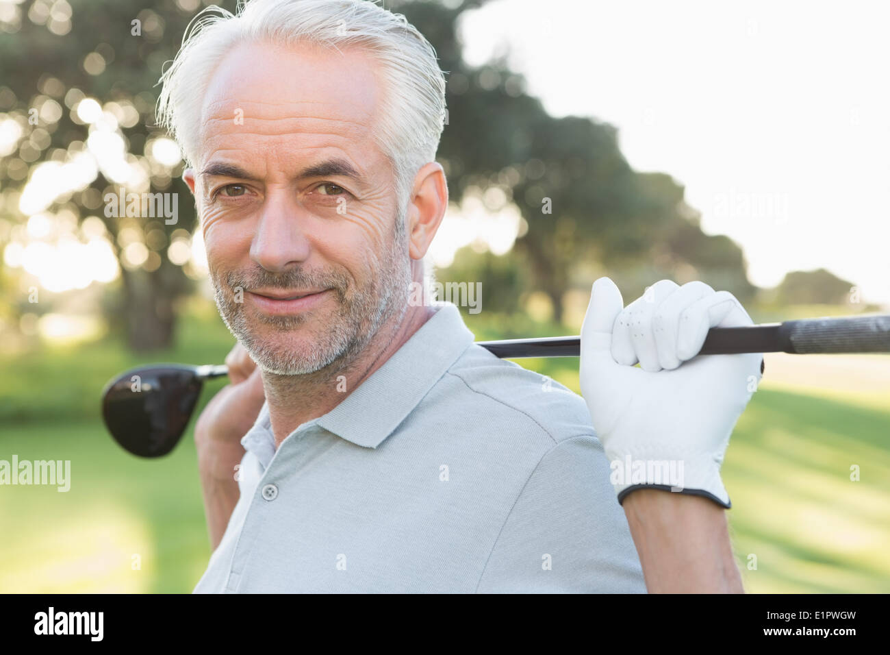 Sorridente golfista belli guardando la fotocamera Foto Stock
